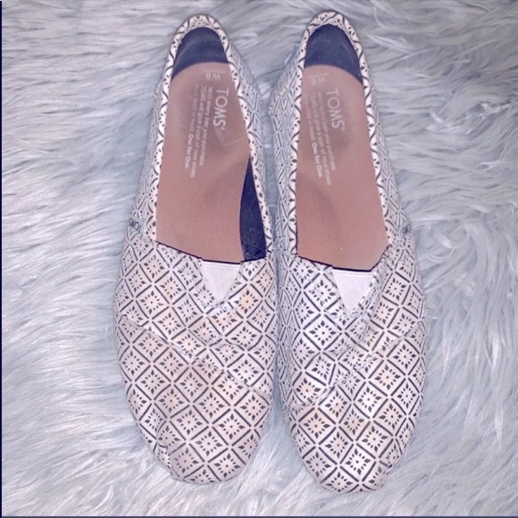 Toms Shoes - 🌻5/35🌻 TOMS | Classic White With Black Print Slip On Slides